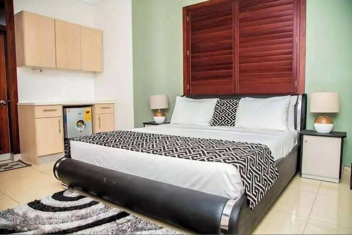 Executive Studio | Desk, laptop workspace, free WiFi, bed sheets