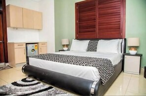 Executive Studio | Desk, laptop workspace, free WiFi, bed sheets