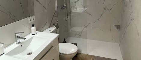 Ducha, secador de pelo, toallas y jabón