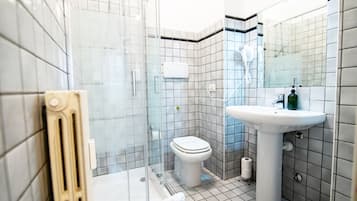 舒适客房, 河景 | 浴室 | 免费洗浴用品、吹风机、毛巾、肥皂