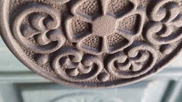 Primeiro plano de uma escultura em pedra decorativa com padrões complexos.