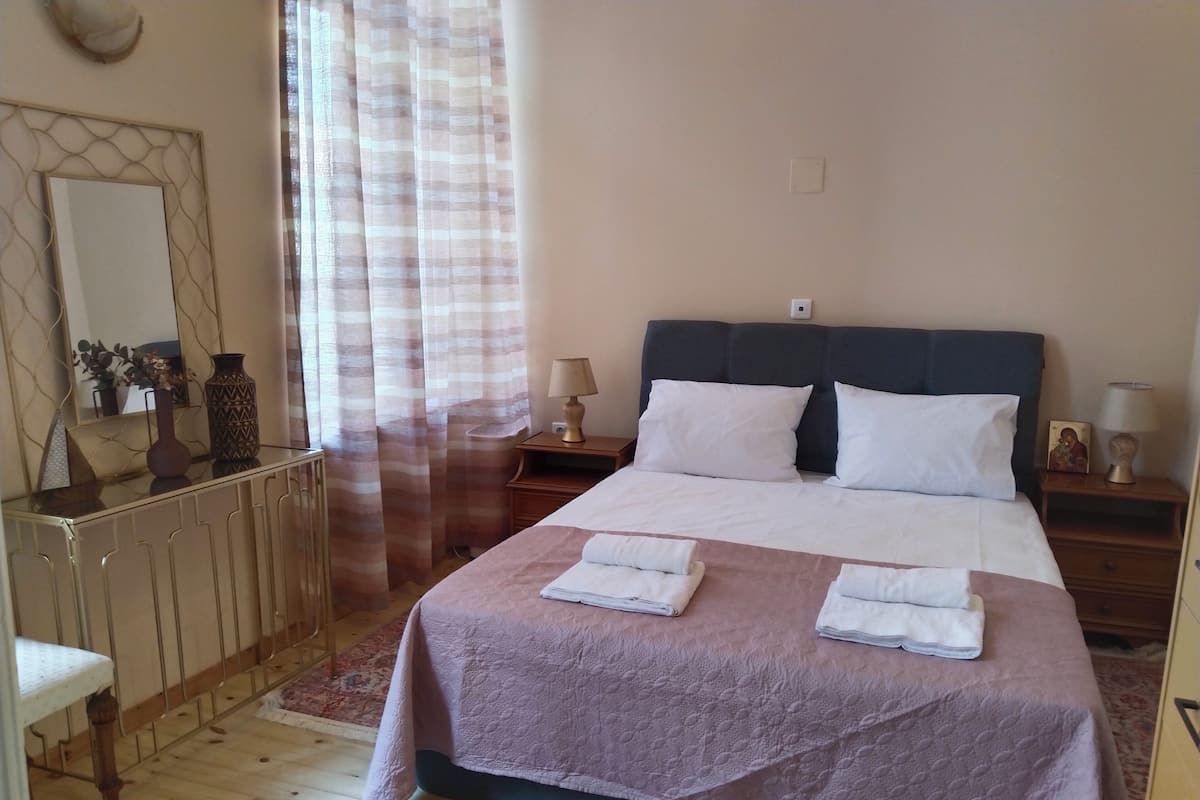 Kamar Double Basic | Brankas, meja kerja, ruang kerja ramah laptop, dan setrika/meja setrika