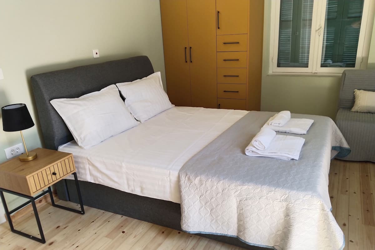 Apartemen Klasik, balkon, pemandangan kota | Brankas, meja kerja, ruang kerja ramah laptop, dan setrika/meja setrika
