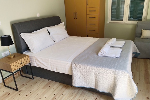 Căn hộ phong cách cổ điển, ban công, quang cảnh thành phố | Két bảo mật tại phòng, bàn, khu vực làm việc phù hợp cho laptop