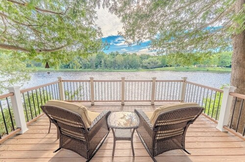 Cozy Riverside Cabin in the Heart of the Upper Peninsula- trout fish steps away!
