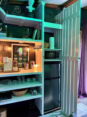 Interior - Luxe Cabin • Hot Tub • Outdoor Movie Screen • Mountains (Pleasant Shade)