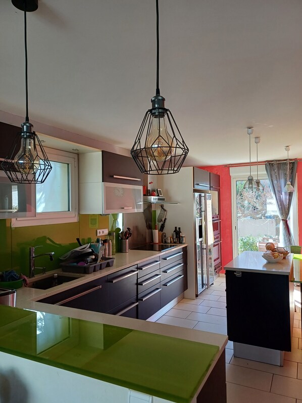 Kylskåp, mikrovågsugn, ugn och spishäll