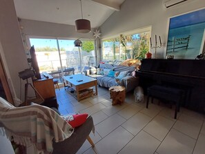 Tv, dvd-spelare, bordsfotboll och böcker