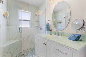 Douche, séchoir à cheveux, serviettes fournies, savon