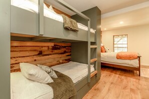 2 habitaciones, tabla de planchar con plancha y cuna de viaje