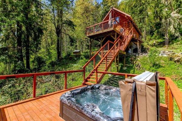 Outdoor spa tub