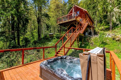 Tranquil & Private 2-Bdrm Cabin w/ Hot Tub