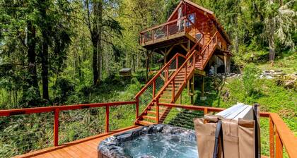 Tranquil & Private 2-Bdrm Cabin w/ Hot Tub