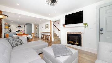 Smart TV, chimenea y libros