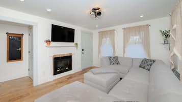 智能电视、壁炉、书