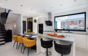 Fridge, oven, dishwasher, coffee/tea maker - Awesome home in Primosten (Primosten)