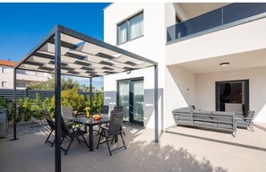 Outdoor dining - Awesome home in Primosten (Primosten)