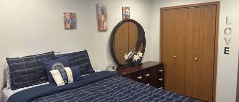 2 slaapkamers, een bureau, een strijkplank/strijkijzer, gratis wifi