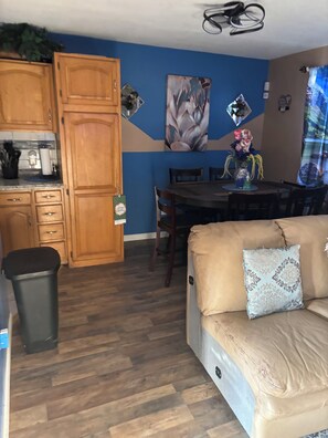 Interior - Charming 2-bedroom townhome in Poconos finest area, near many fun activities. (Bushkill)