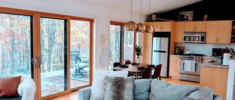 Smart-tv, een open haard en boeken