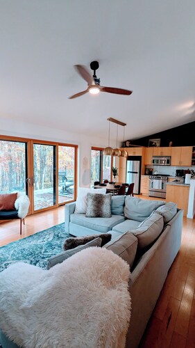 Modern 
Cabin-HotTub -Lake Peaceful Escape!