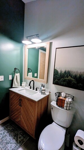 Ducha, secador de pelo, toallas, jabón