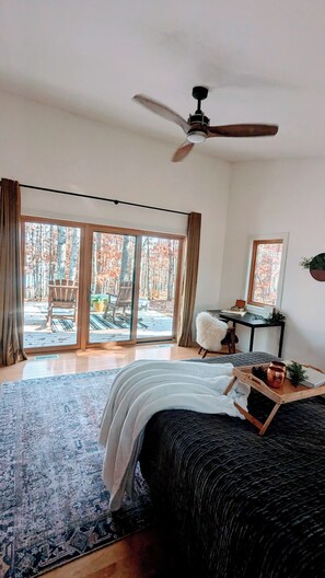 1 chambre, bureau, fer et planche à repasser, lit de bébé portatif