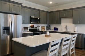 Een koelkast, een magnetron, een oven, een kookplaat