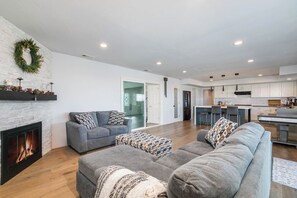 Living area - Luxury Spacious 5-bedroom villa in Gated Community at Diamond Bar with AC, WiFi (Diamond Bar)