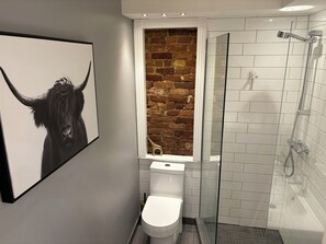 Hiustenkuivaaja, pyyhkeet, saippua, vessapaperi