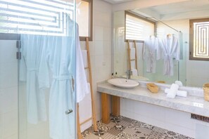 Bruser, hårtørrer, bidet, håndklæder