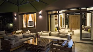 Ein modernes Wohnzimmer mit einer großen Couch, einem Couchtisch und einem Essbereich mit einem Holztisch.
