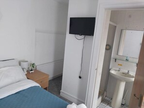 1 bedroom, WiFi, bed sheets - Ensuite Small Double Room in a lovely Hotel (Blackpool)