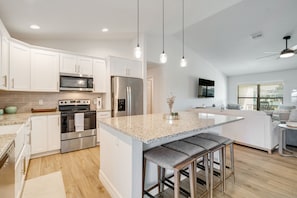 Fridge, microwave, oven, stovetop - Spacious 4-bedroom house in charming Cape Coral with WiFi, AC (Cape Coral)