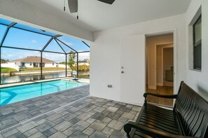 Outdoor pool, a heated pool - Spacious 4-bedroom house in charming Cape Coral with WiFi, AC and a heated pool. (Cape Coral)