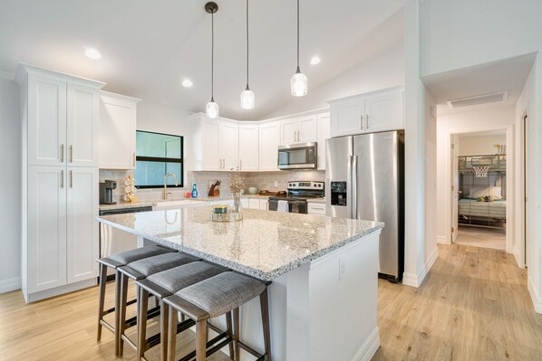 Fridge, microwave, oven, stovetop - Spacious 4-bedroom house in charming Cape Coral with WiFi, AC (Cape Coral)