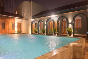 Outdoor pool - Agung Guest House by RF (Yogyakarta)