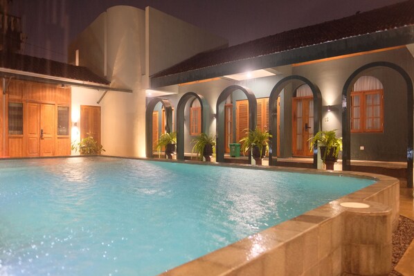 Açık yüzme havuzu 