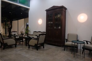 Lobby sitting area - Agung Guest House by RF (Yogyakarta)