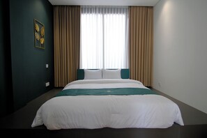 Familie tweepersoonskamer, terras, uitzicht op zwembad | Gratis wifi