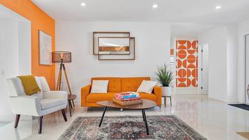 Smart TV, pebolim, livros