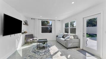 TV connectée, baby-foot, livres