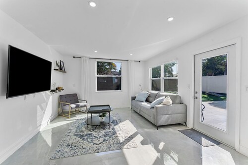 7 mins to Beach, HEATED Pool, Hot Tub, Games, Private home 3BR