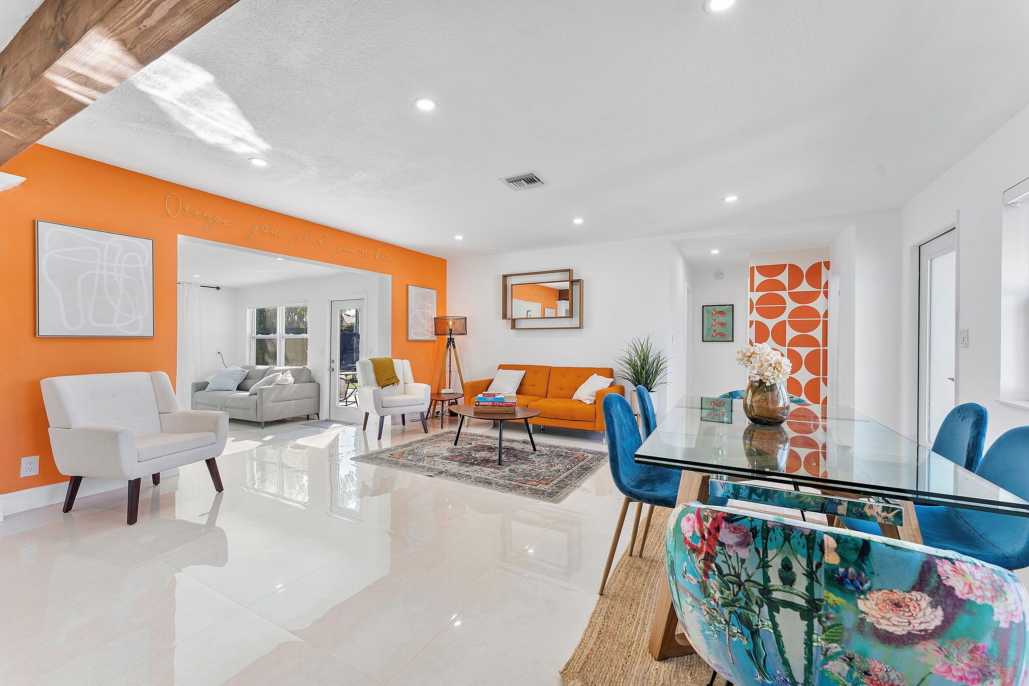 Smart TV, pebolim, livros