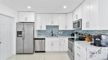 Kühlschrank, Mikrowelle, Ofen, Herdplatte