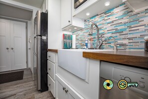 Haartrockner, Handtücher, Toilettenpapier