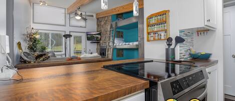 Refrigerador, microondas, horno y parrilla de estufa