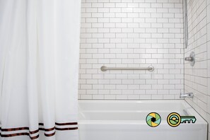 Secadora de cabello, toallas, papel de baño 