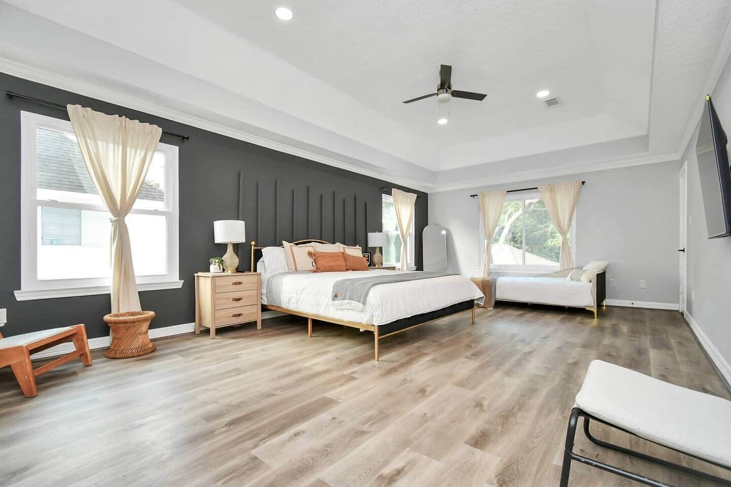 5 bedrooms, iron/ironing board, WiFi, bed sheets