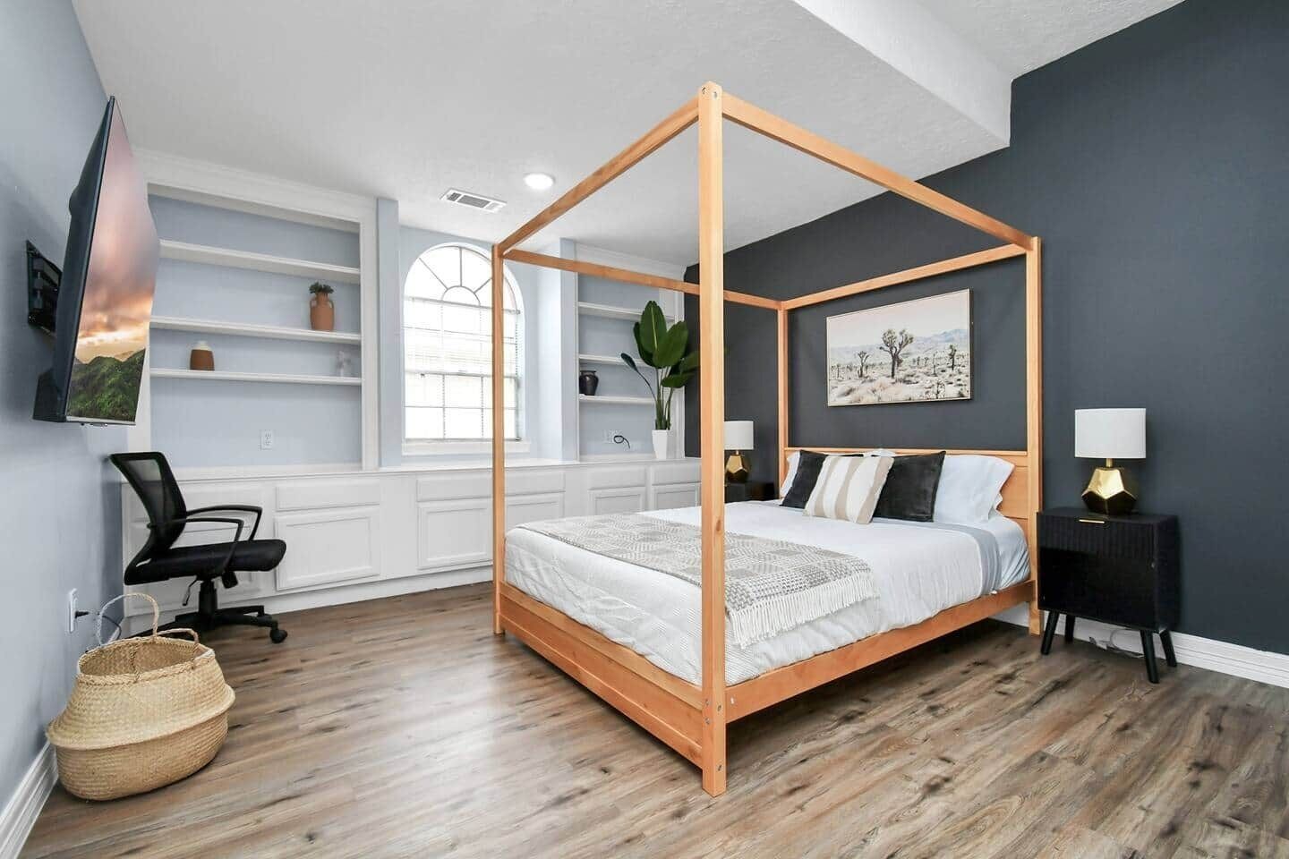 5 bedrooms, iron/ironing board, WiFi, bed sheets